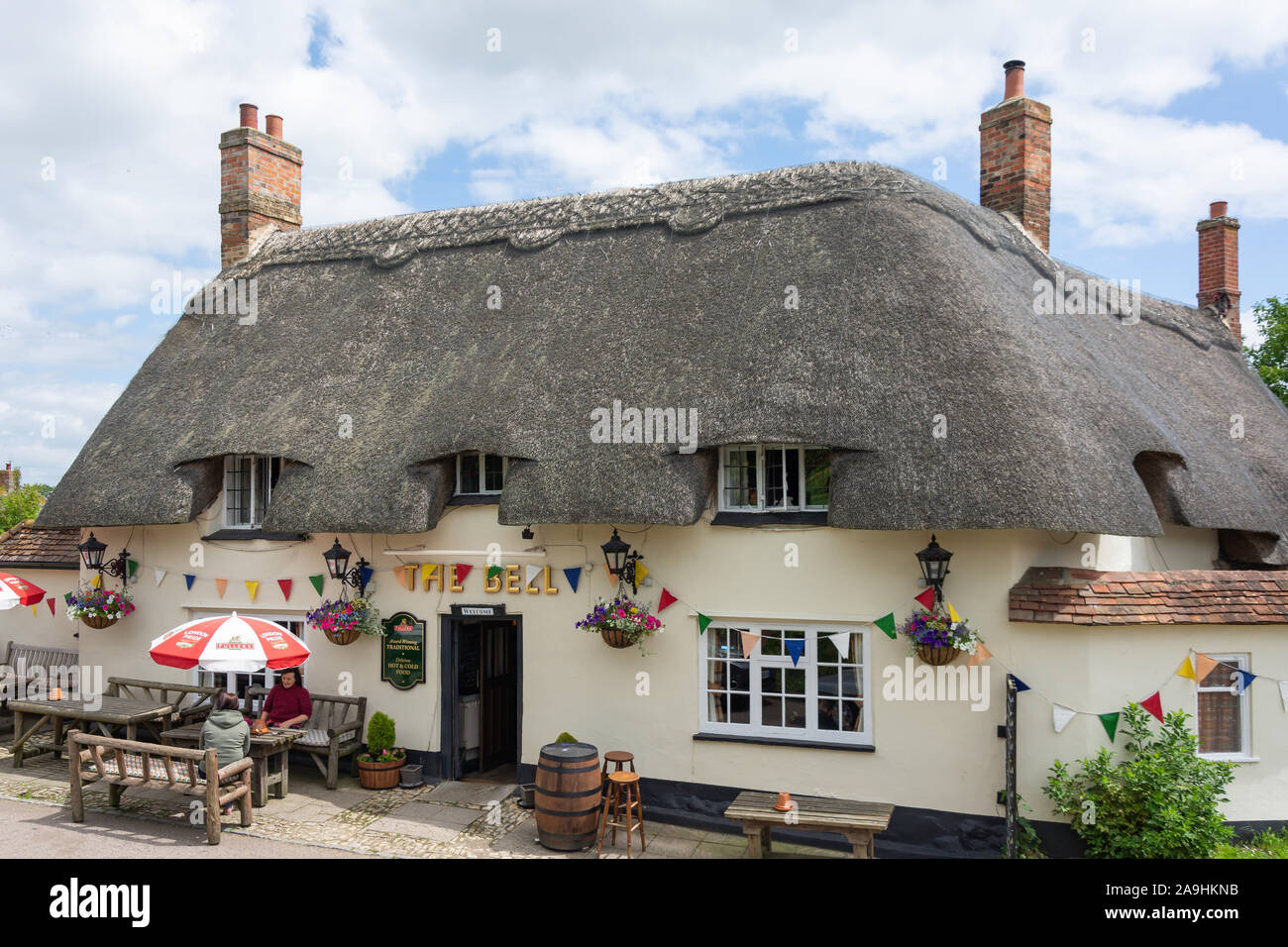 16th century thatched 'The Bell' Pub, The Green, Chearsley, Buckinghamshire, England, United Kingdom Stock Photo