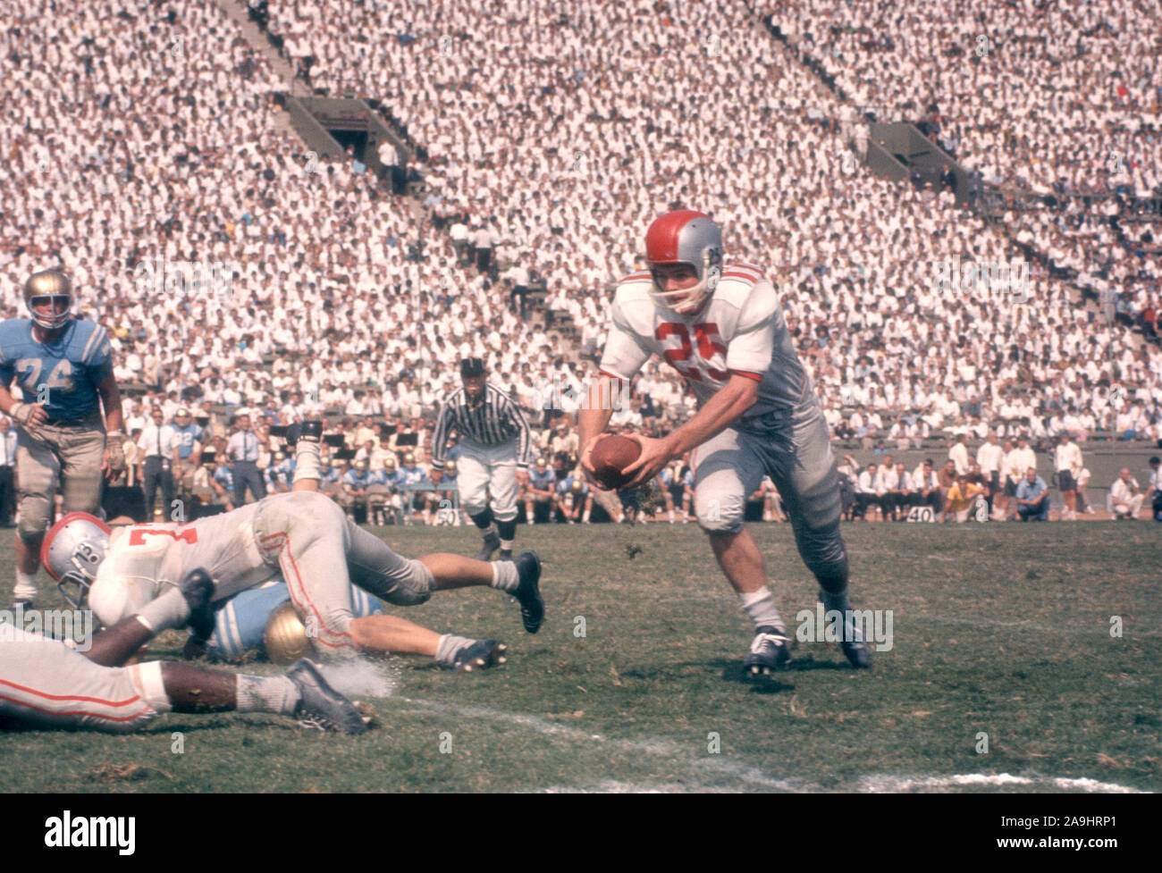 los-angeles-ca-october-6-john-mummey-25-of-the-ohio-state-buckeyes-runs-with-the-ball-during-an-ncaa-game-against-the-ucla-bruins-on-october-6-1962-at-the-los-angeles-memorial-coliseum-in-los-angeles-california-photo-by-hy-peskin-set-number-x8760-local-caption-john-mummey-2A9HRP1.jpg