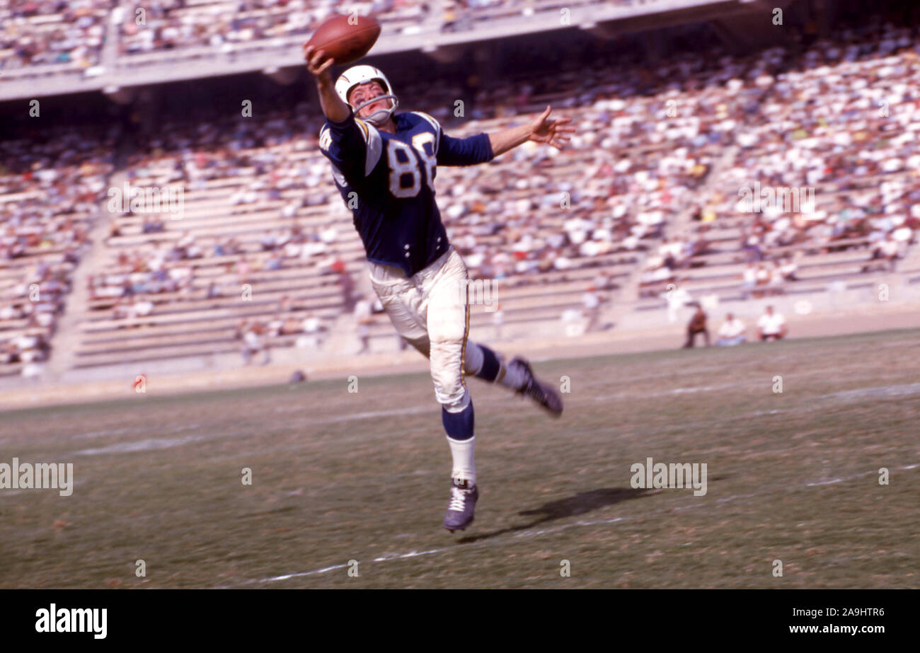 SAN DIEGO, CA - SEPTEMBER 23:  Don Norton #88 of the San Diego Chargers tries to make the one handed catch during an NFL game against the Houston Oilers on September 23, 1962 at Balboa Stadium in San Diego, California.  (Photo by Hy Peskin/) (Set Number: X8730) Stock Photo