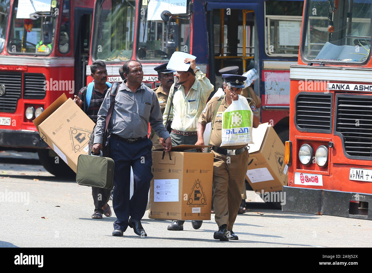 Colombo, Sri Lanka. 15th Nov, 2019. Sri Lankan Police and electoral