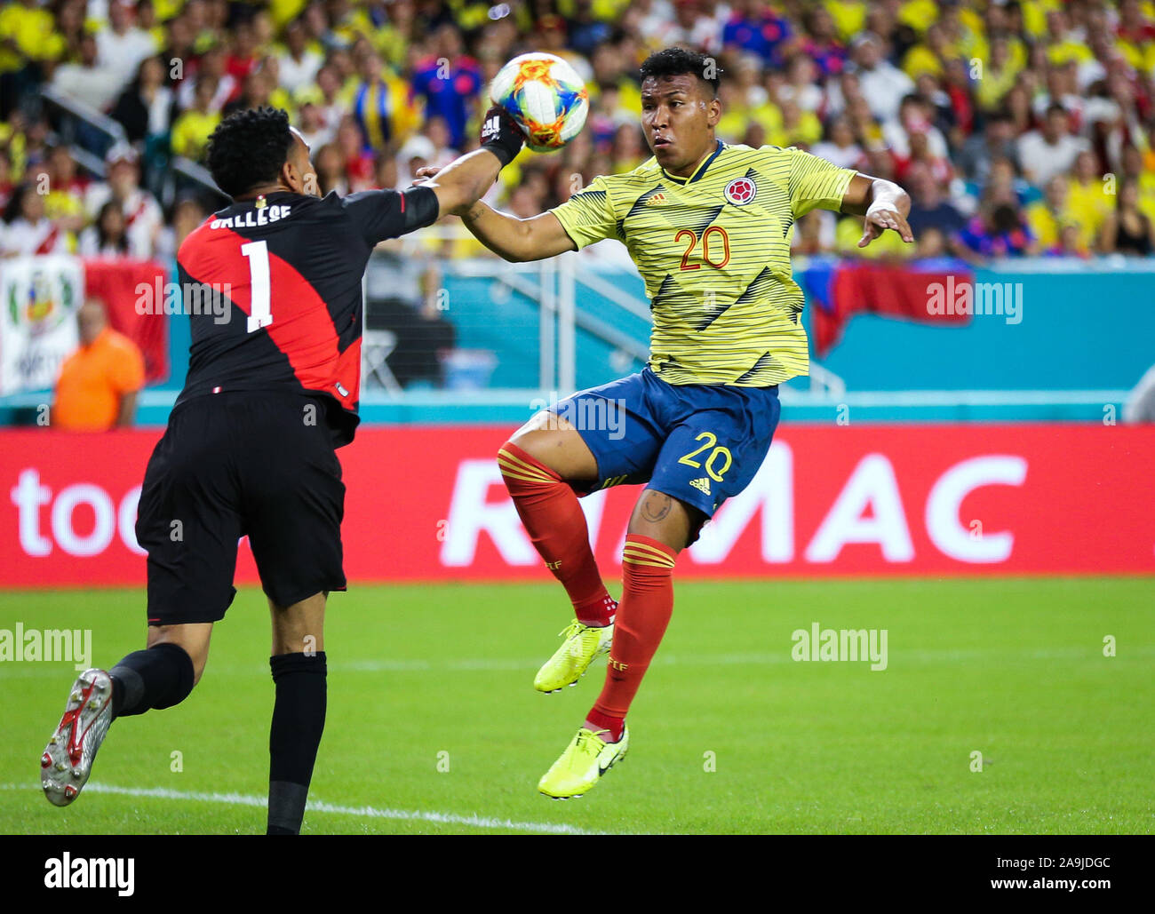 Miami Gardens, Florida, USA. 15th Nov, 2019. Peru goalkeeper Pedro Gallese (1) deflects a shot to goal pressured by Colombia forward Roger Martinez (20) during a friendly soccer match at the Hard Rock Stadium in Miami Gardens, Florida. Credit: Mario Houben/ZUMA Wire/Alamy Live News Stock Photo