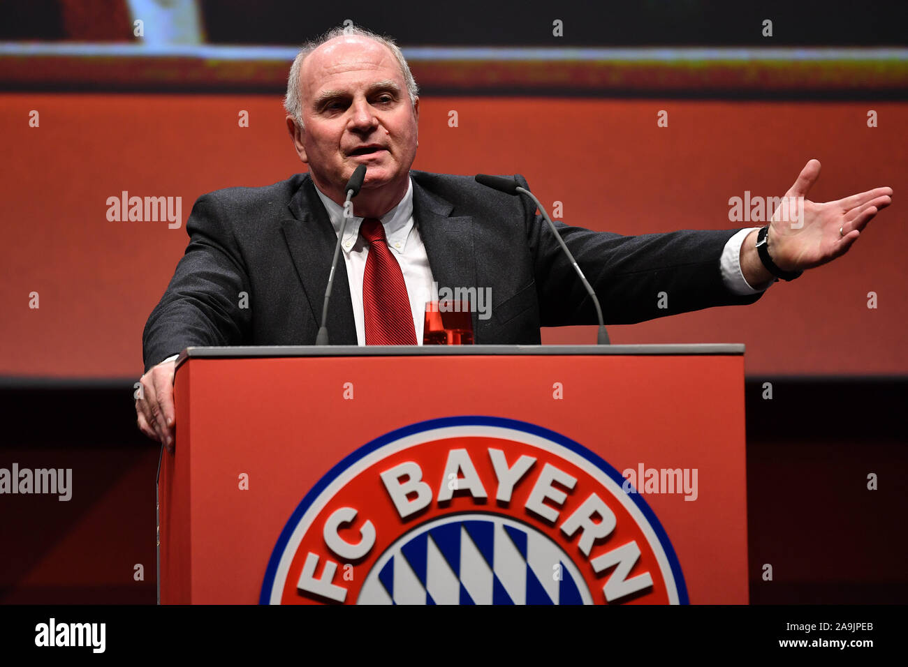 FC Bayern München News: Bild: Uli Hoeneß bei Golf-Event in Klinik