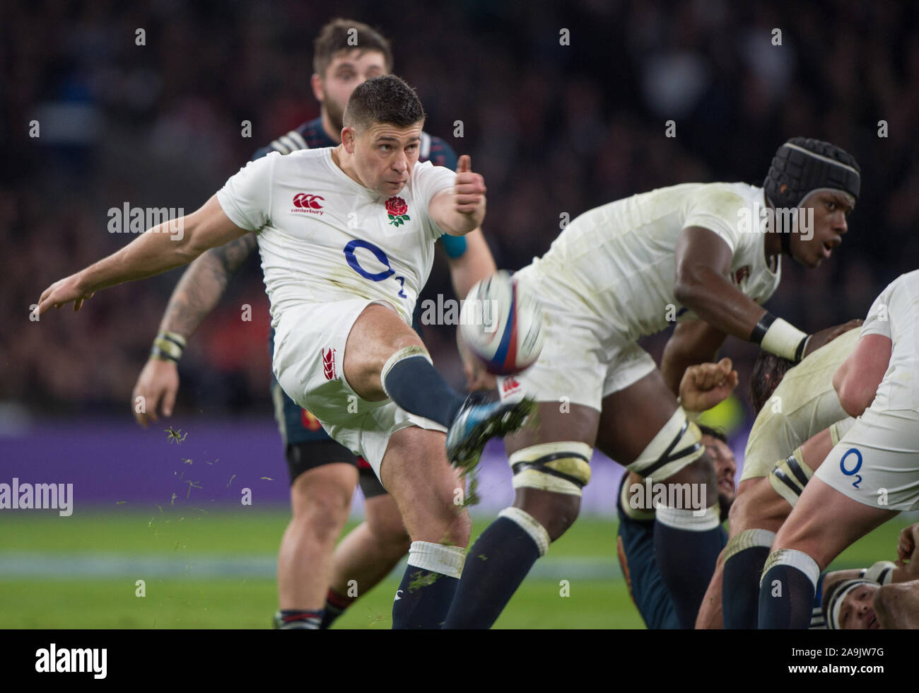 Twickenham, United Kingdom, Ben YOUNGS, kicking clear, behind the scrum