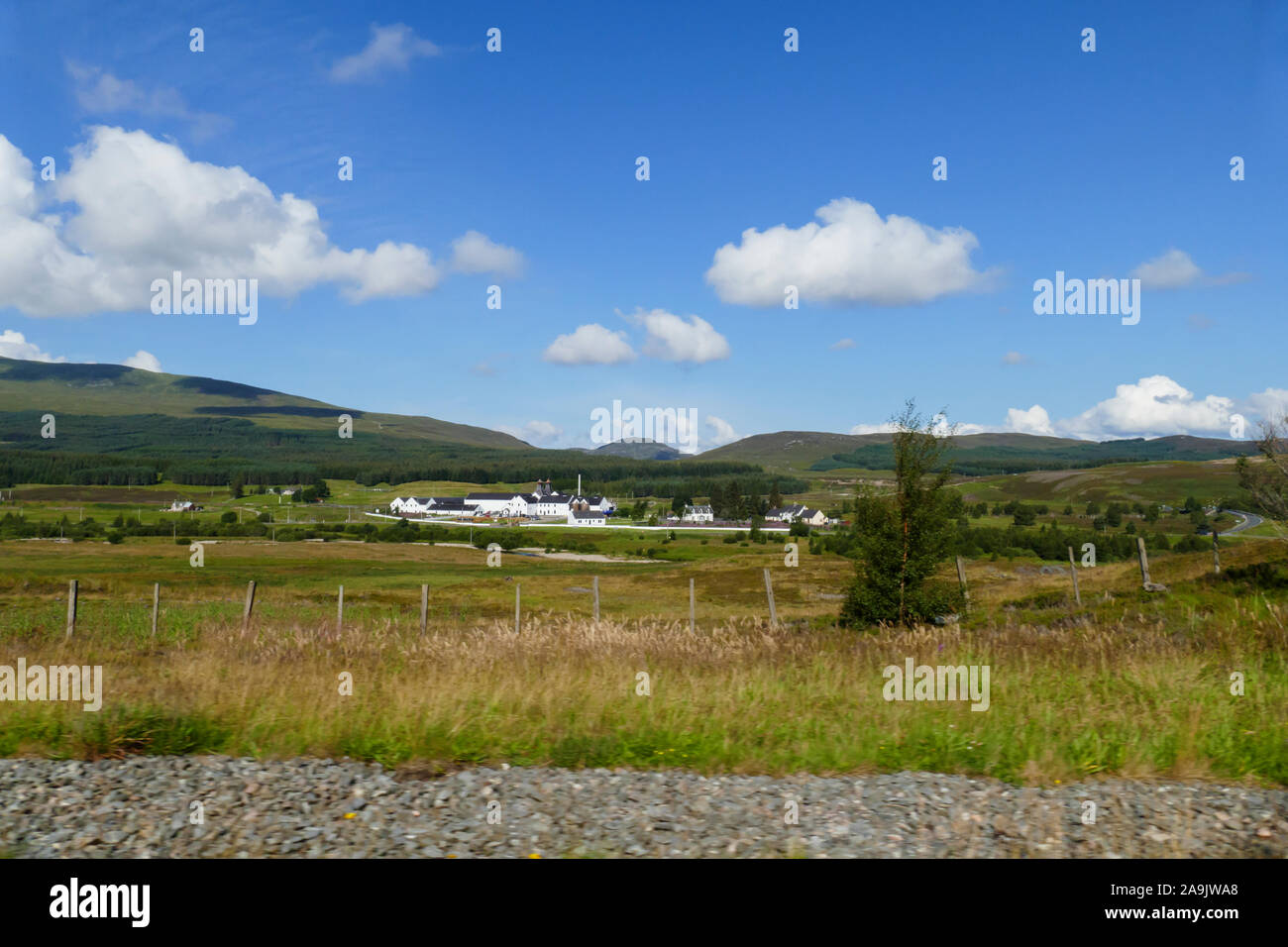 Highlands von Schottland mit der Whisky Distillery Dalwhinnie im Hintergrund Stock Photo