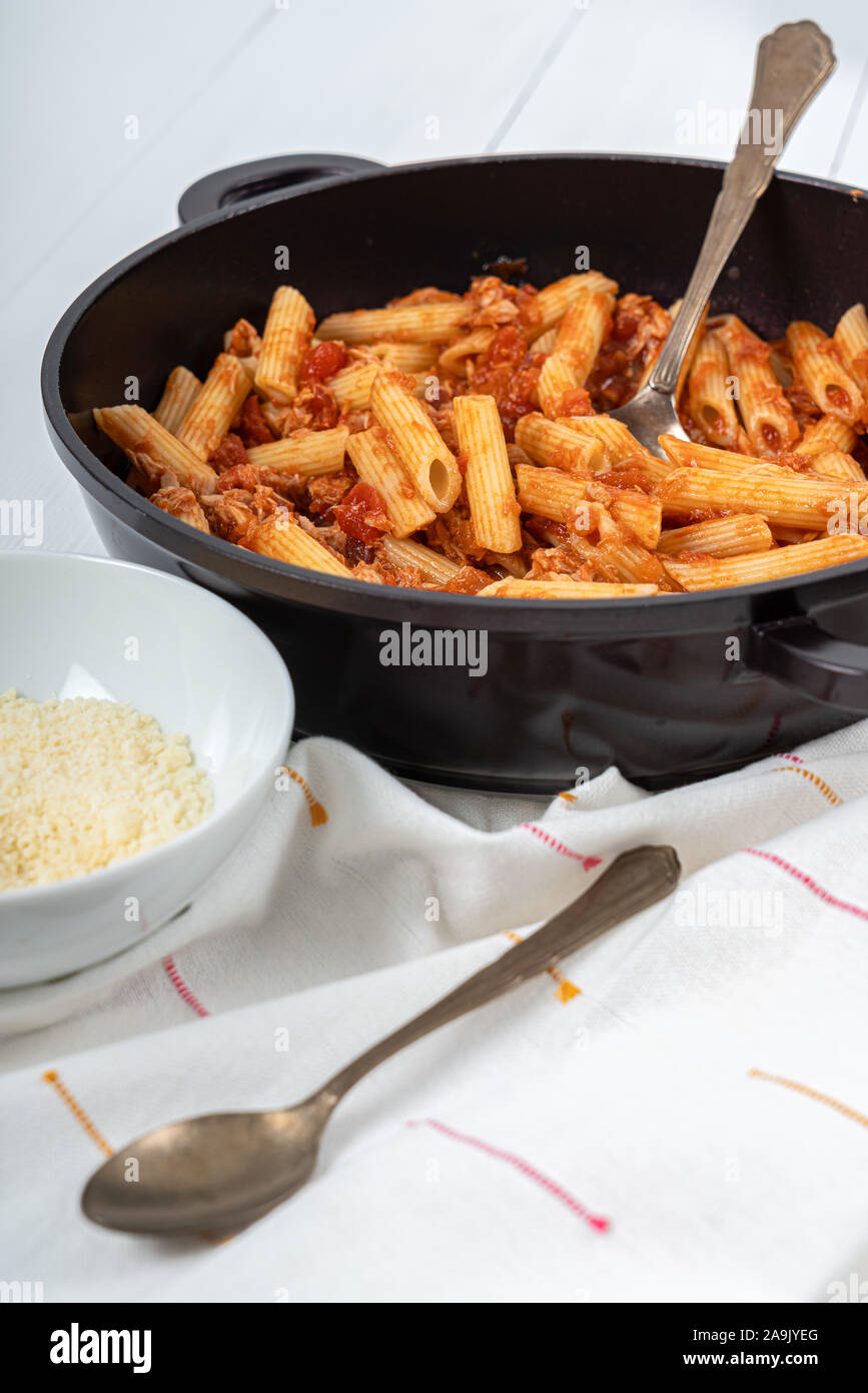 Tuna penne pasta bake hi-res stock photography and images - Alamy