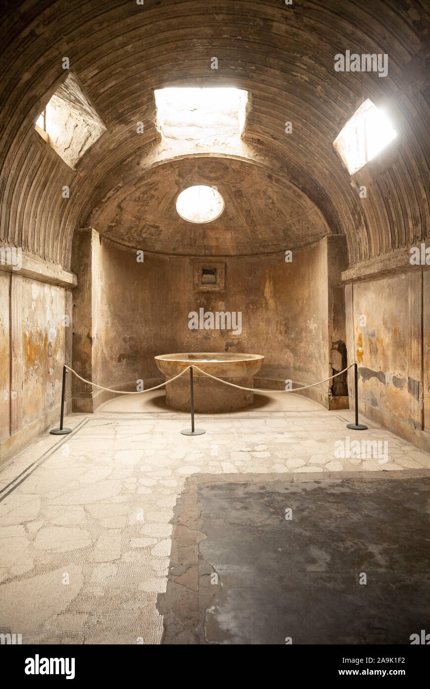 Pompei. Italy. Archaeological site of Pompeii. Calidarium of the men's  section in the Terme del Foro (Forum Baths), with the labrum (basin). Regio  VI Stock Photo - Alamy