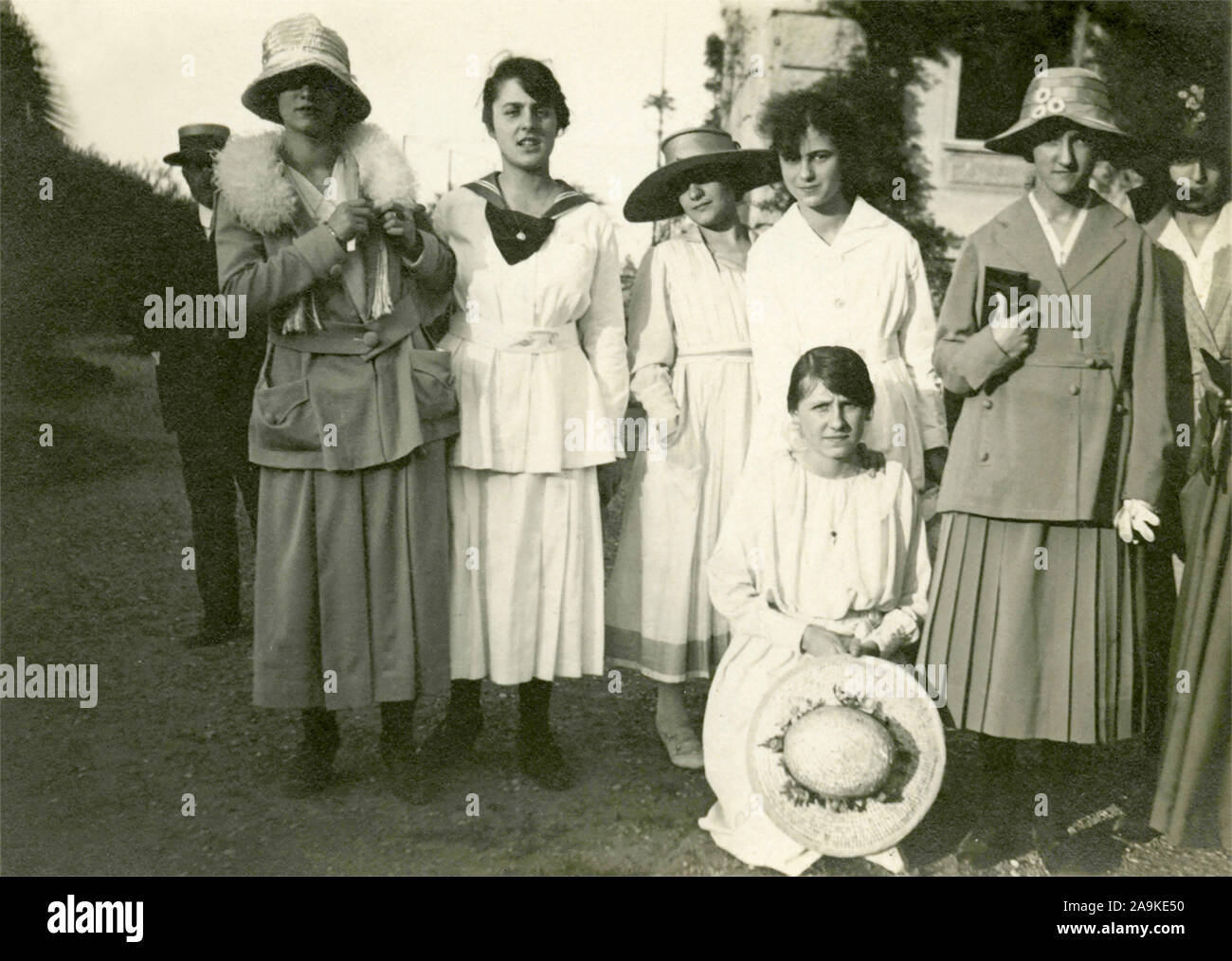 Group women in white dresses hi-res stock photography and images - Alamy