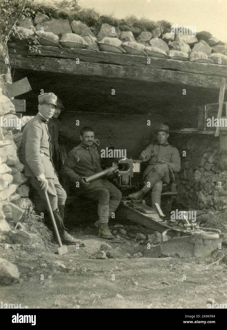 Three Italian soldiers maneuver a piece of heavy artillery Stock Photo