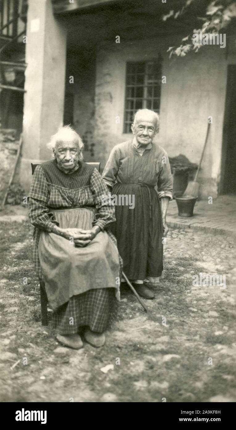 Two older women very strange, one dwarf Stock Photo