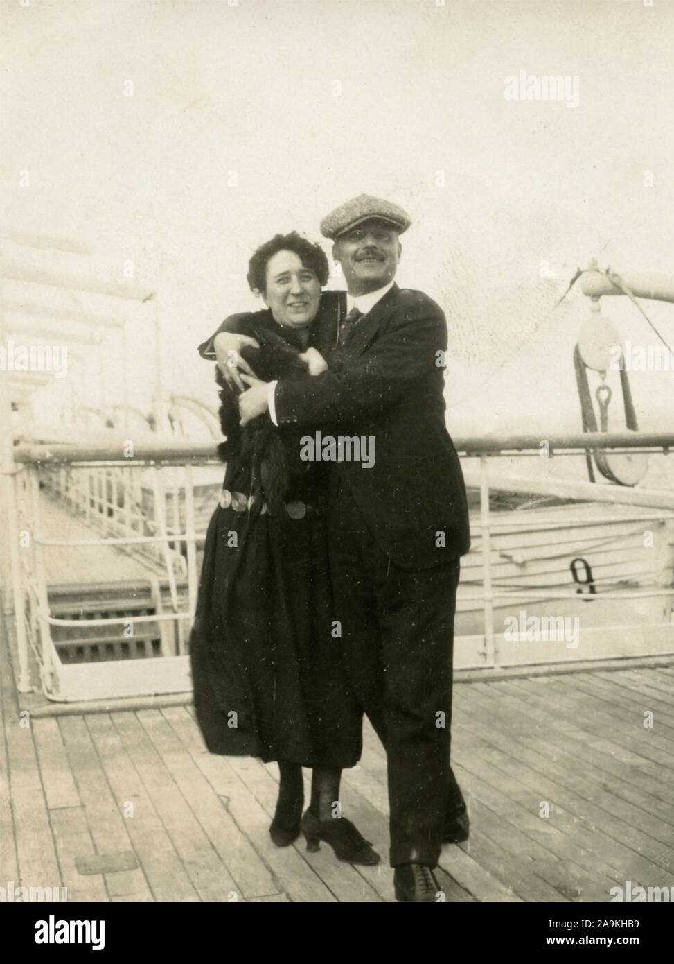 1930s couple embrace hi-res stock photography and images - Alamy