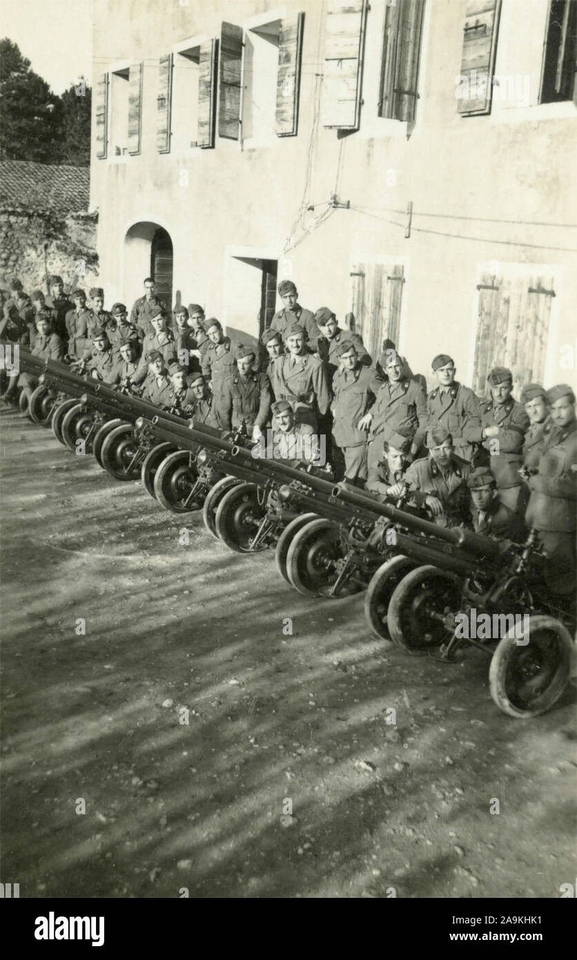 Italian Army soldiers with a battery of light guns , Italy Stock Photo