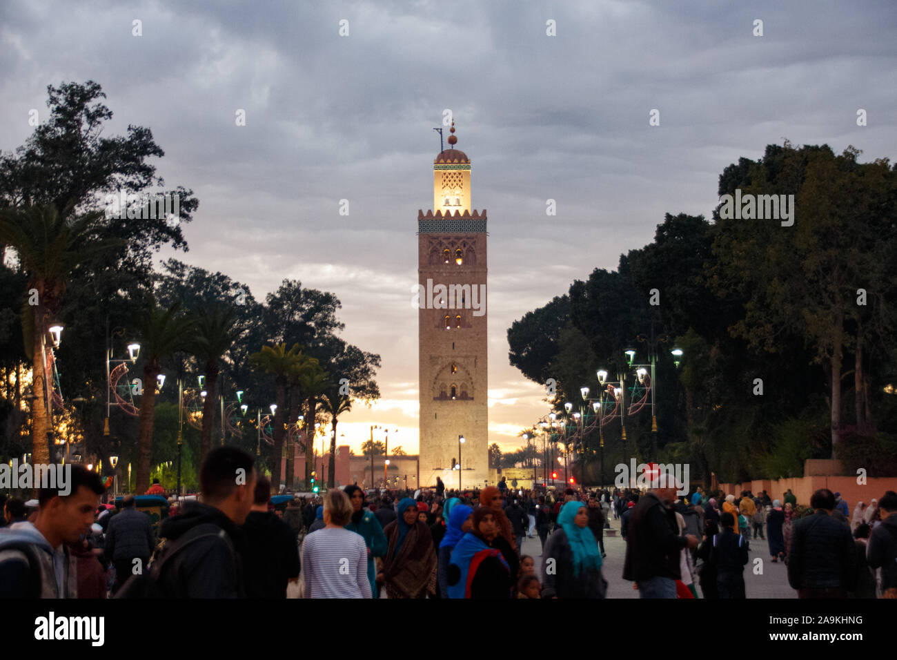 2017, Afrika, arabisch, Architektur, Baum, Bäume, Besichtigung, Dämmerung, Erbe, Gebäude, golden, goldene Stunde, Himmel, Islam, Koutoubia, Kultur, ma Stock Photo