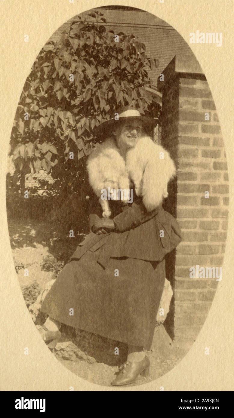 Hat woman and 1910s hi-res stock photography and images - Alamy