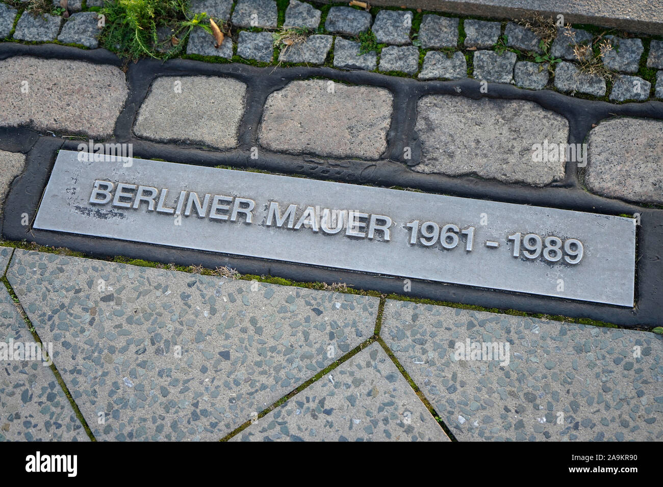 Markierung des Verlaufs der ehemaligen Berliner Mauer, Berlin (nur fuer redaktionelle Verwendung. Keine Werbung. Referenzdatenbank: http://www.360-ber Stock Photo