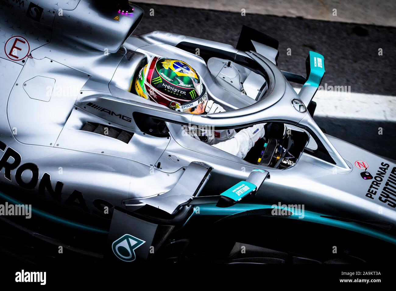 F1 Casque miniature 1:2 de Lewis Hamilton sur Mercedes-AMG Petronas modèle 2022 par Bell Helmets
