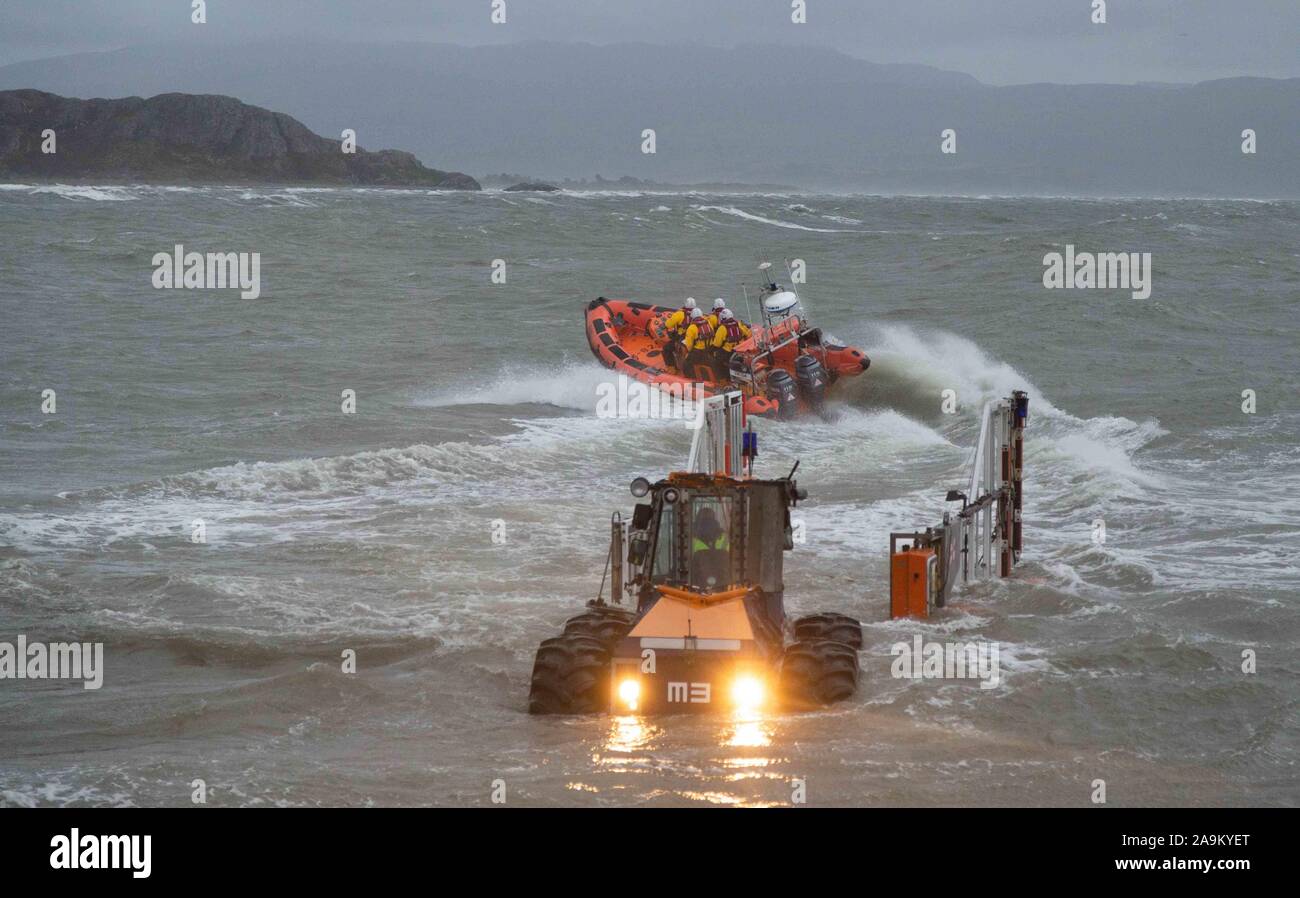 Criccieth, North Wales, RNLI Tractor Lifeboat Launch Atlantic 85 Class B Stock Photo
