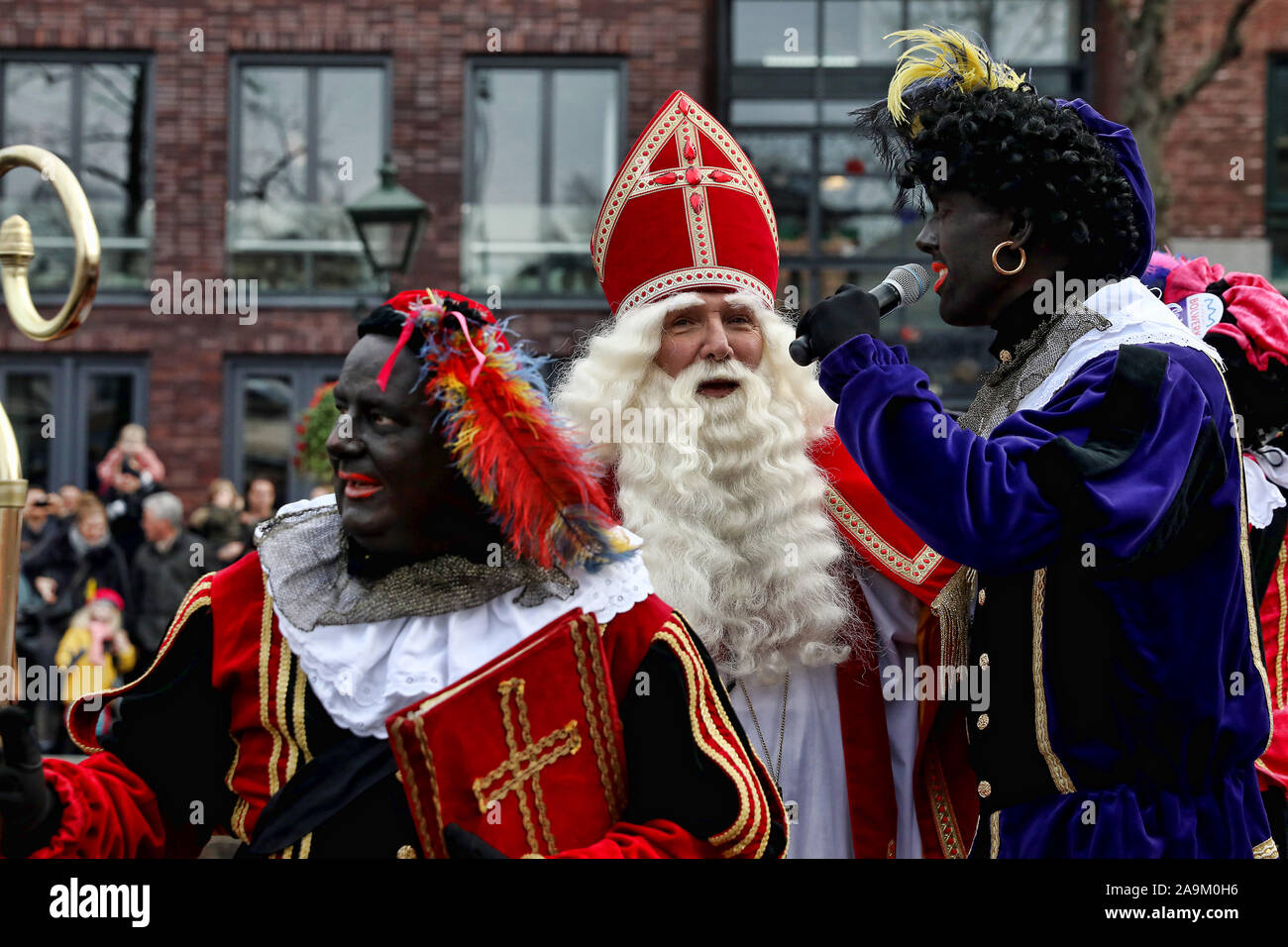 Uitdrukkelijk Vervuild Speciaal ALKMAAR, 09–11-2019, Sinterklaas Alkmaar,Sinterklaas, intocht, zwarte piet,  roetveeg piet Stock Photo - Alamy