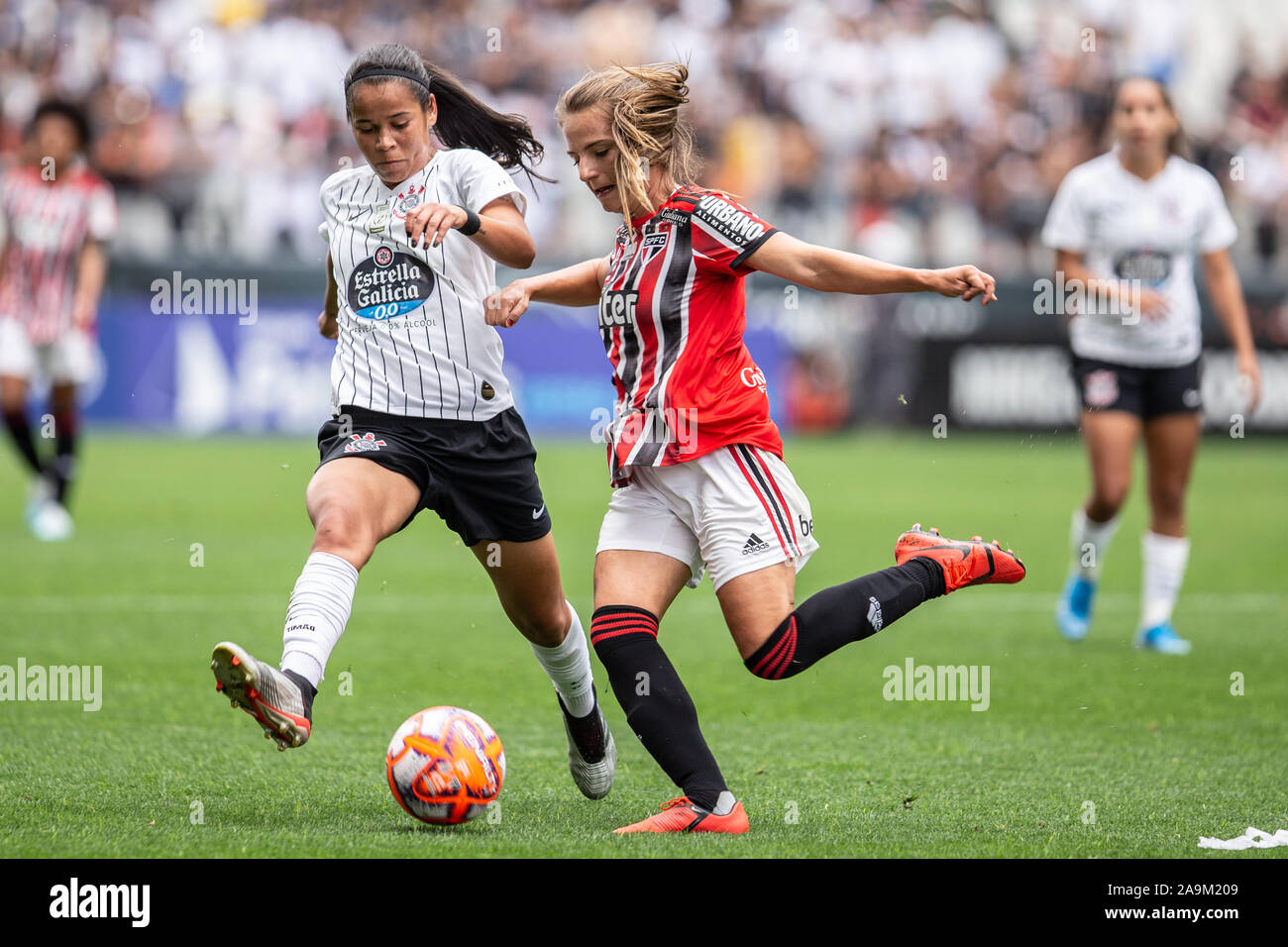 SÃO PAULO, SP - 16.11.2019: CORINTHIANS X SÃO PAULO - Victória Albuquerque and Natane dispute play. Corinthians and Sao Paulo make the second game of the majestic final for the 2019 Paulista Women's Fall Cll Championship. The first match was won by Corinthians 1-0. The match takes place this Saty morning, Ng, November 16, 2019, at the Corinthians Arena, in São Paulo. (Photo: Van Campos/Fotoarena) Stock Photo
