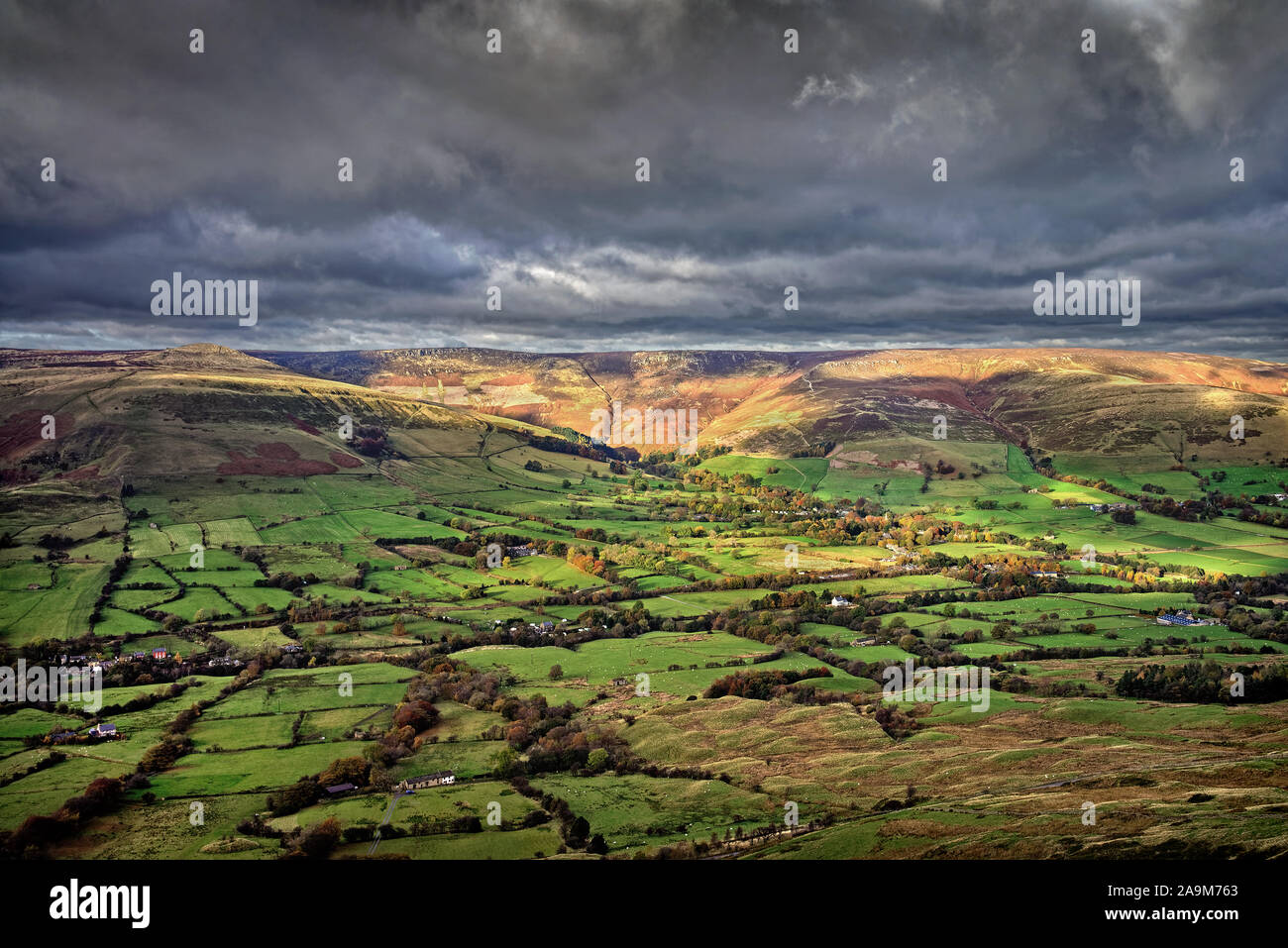 UK,Derbyshire,Peak District, View from Hollins Cross over the Vale of Edale to Kinder Scout. Stock Photo