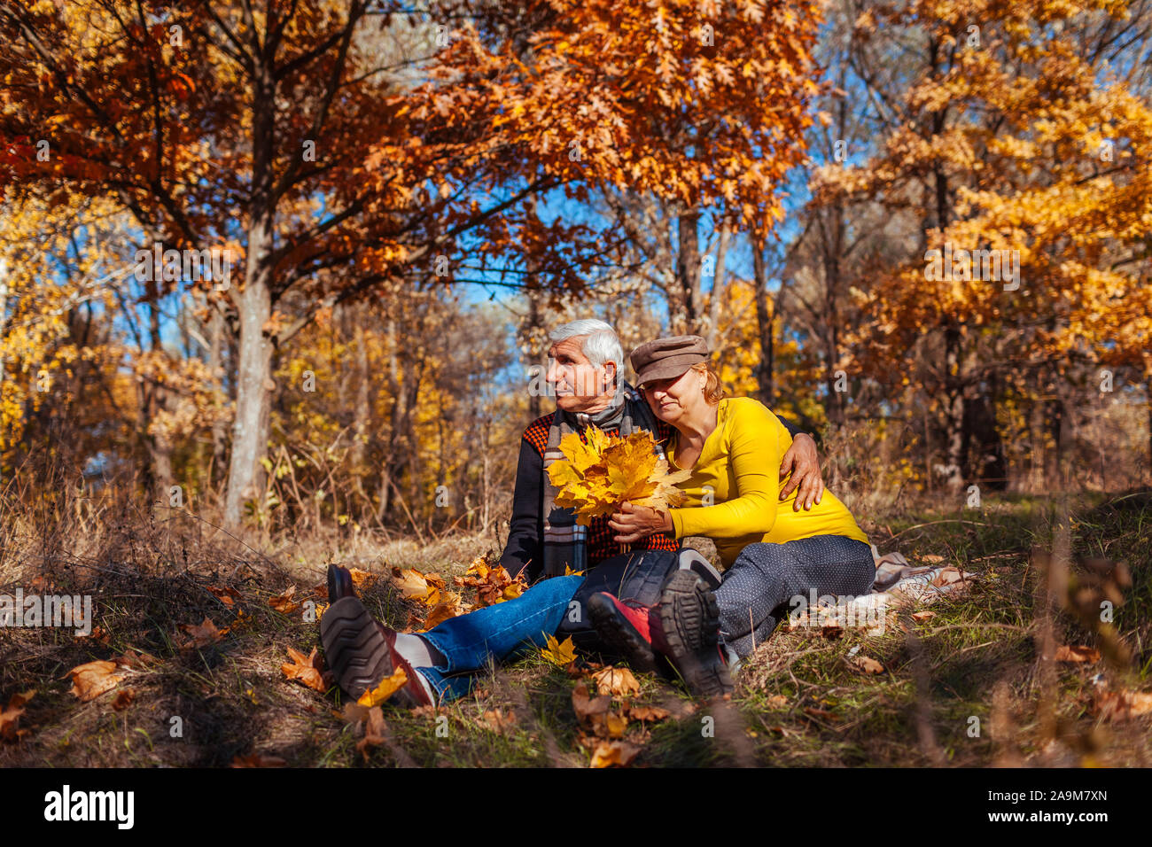 Senior man woman couple sitting hi-res stock photography and images - Alamy