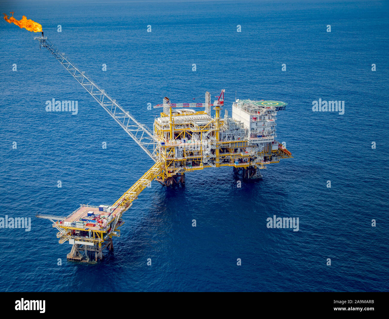 Large offshore oil rig platform hi-res stock photography and images - Alamy