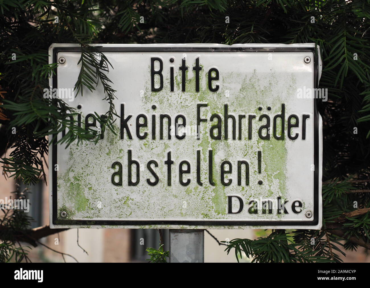Bitte hier keine Fahrraeder abstellen (meaning Please do not park bicycles here) sign Stock Photo