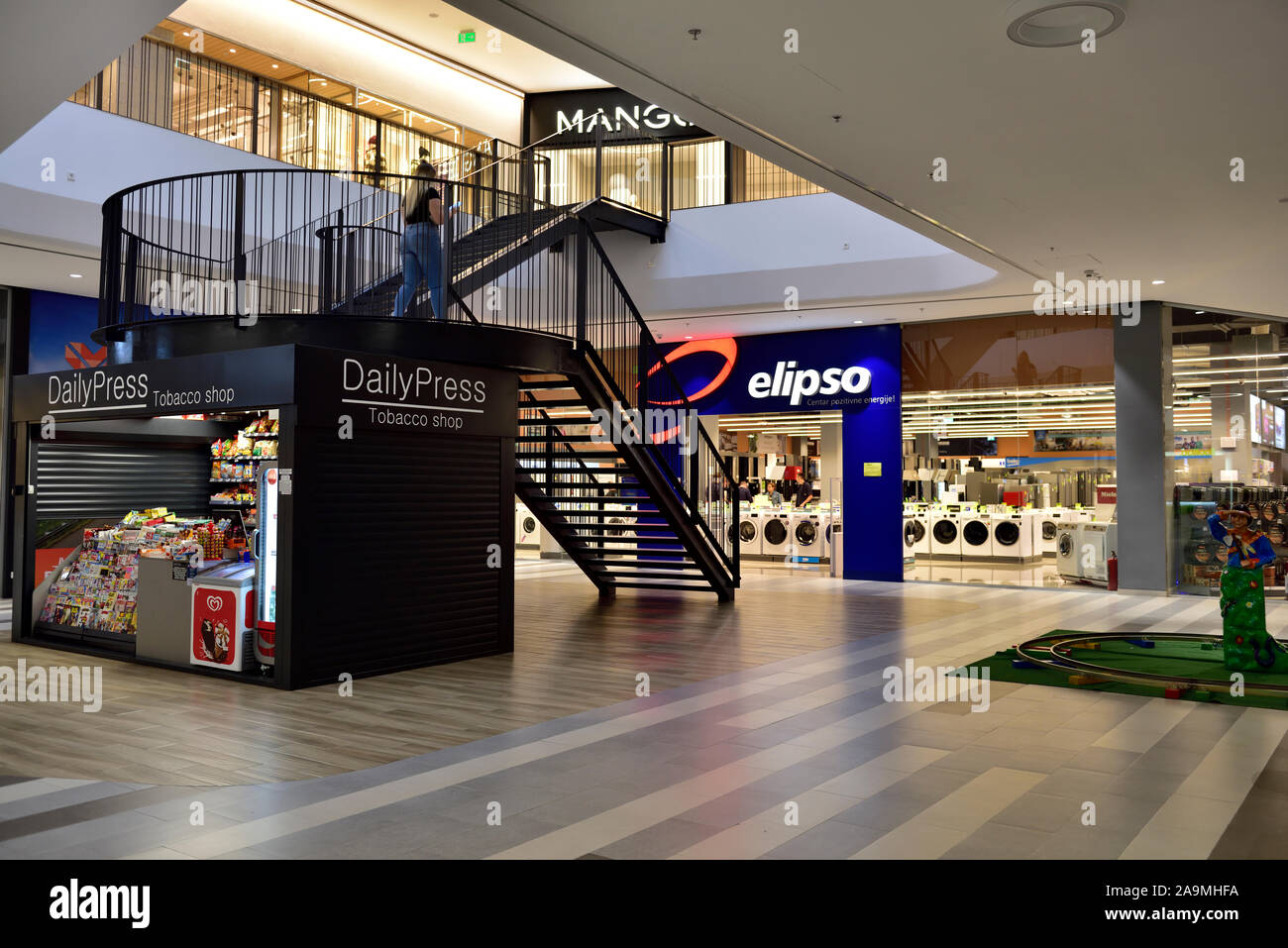 Shop centre center modern hi-res stock photography and images - Alamy