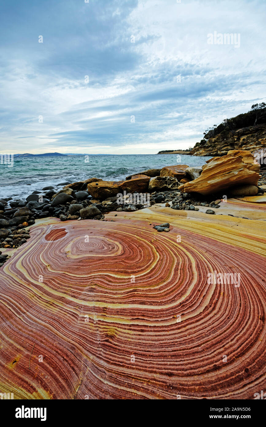 Farbiger Sandstein an der Küste von Maria Island Stock Photo