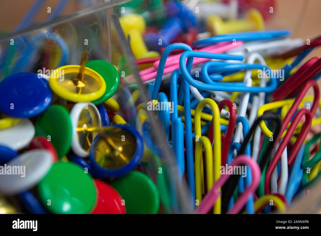 Paper clips drawing pins paper hires stock photography and images Alamy