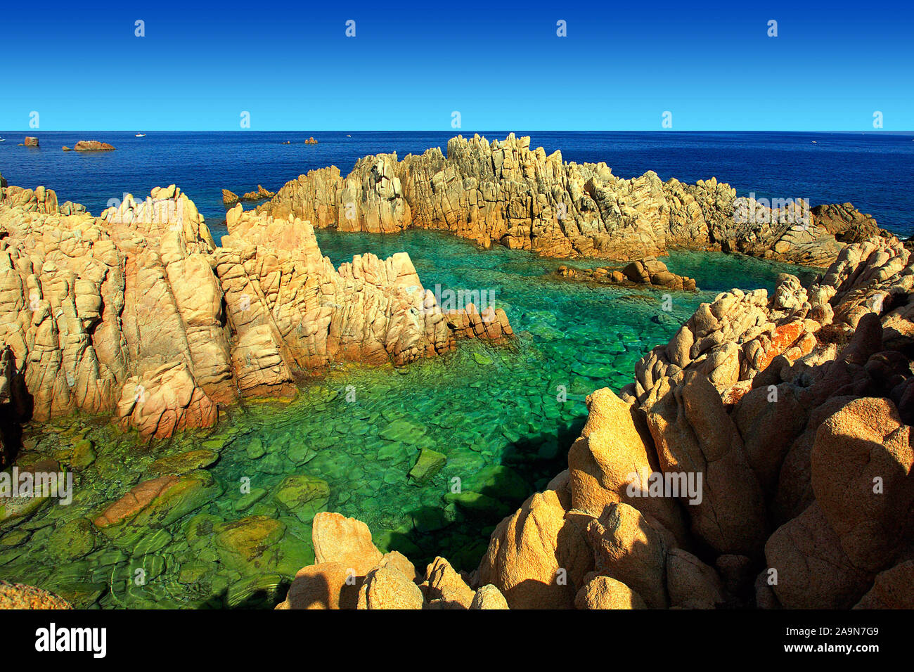 Sardinien, Italien, Costa Paradiso, Rote Felsklippen am Meer Stock Photo