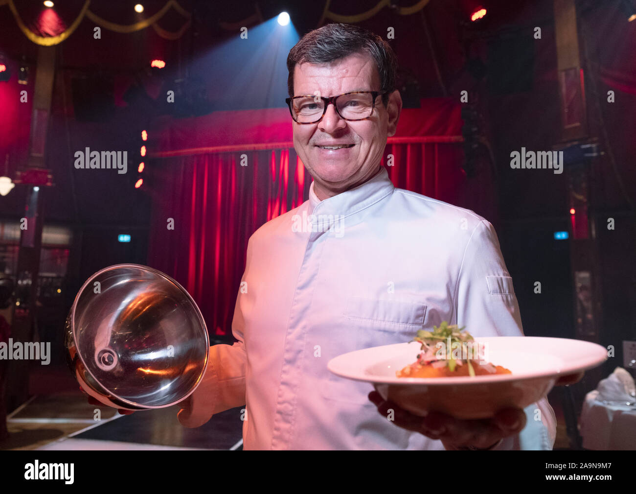 Stuttgart, Germany. 16th Nov, 2019. Former three-star chef Harald Wohlfahrt presents an appetizer for the premiere of the Palazzo dinner show. Credit: Bernd Weißbrod/dpa/Alamy Live News Stock Photo