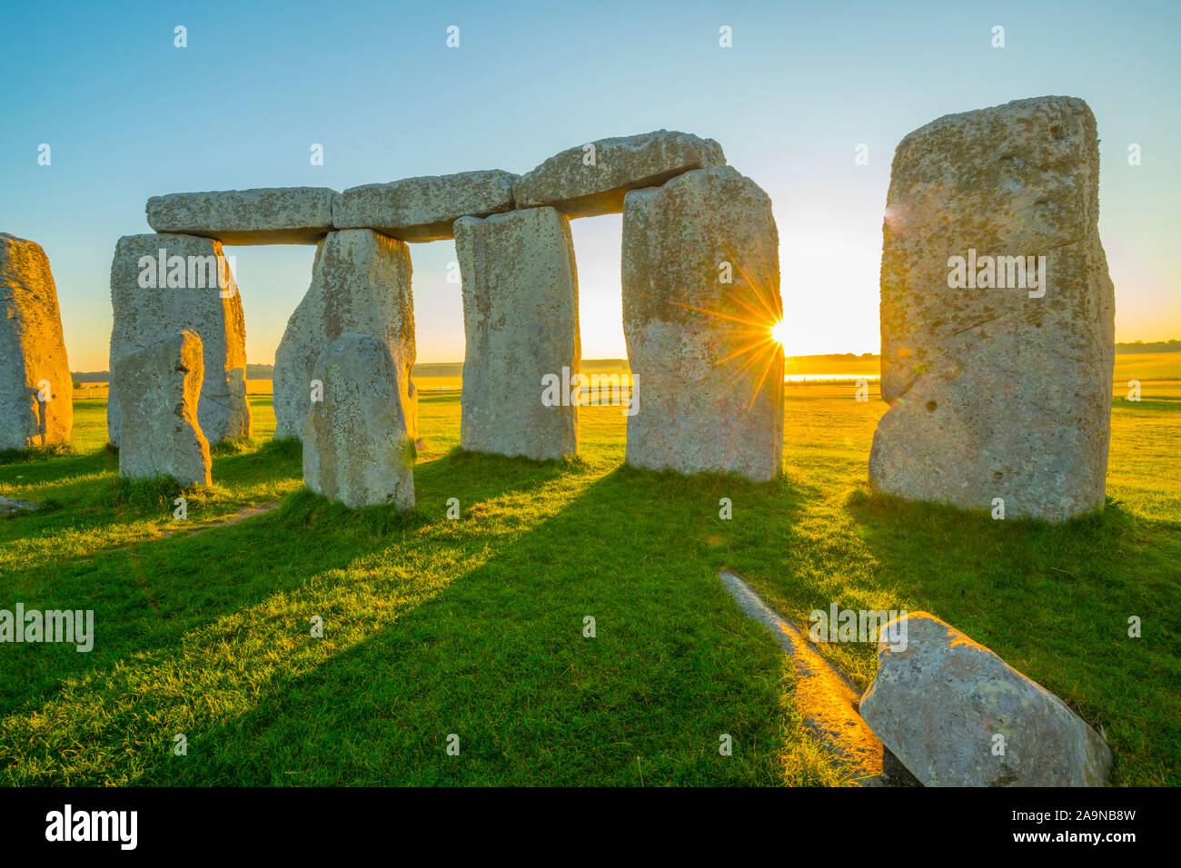 Stonehenge at dawn, Stone Circle on Salisbury Plain, 30001500 BC