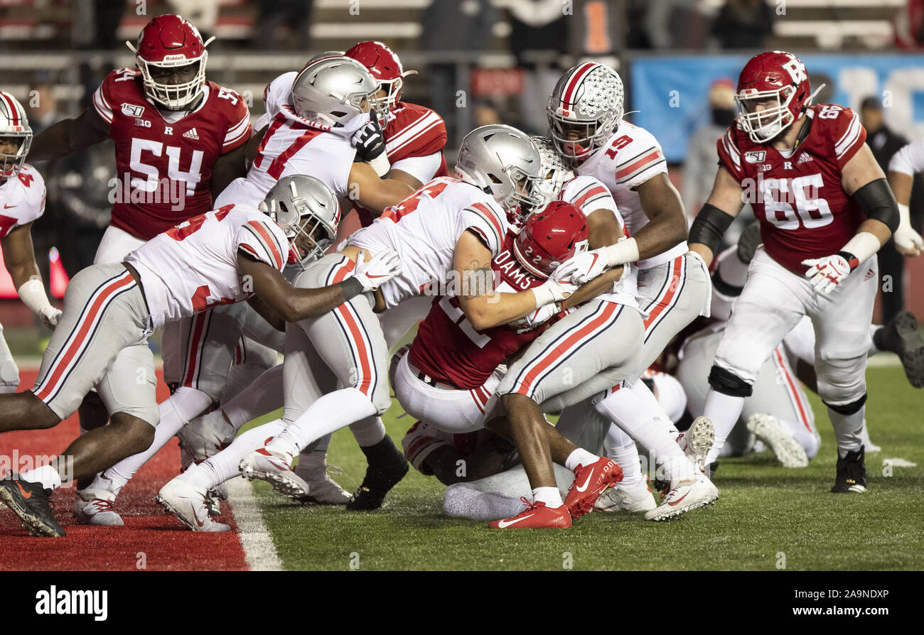Piscataway, New Jersey, USA. 16th Nov, 2019. Ohio State defenders hold a gold line stand against Rutgers offense during second half action at SHI Stadium in Piscataway, New Jersey. Ohio State defeated Rutgers 56-21. Credit: Brian Branch Price/ZUMA Wire/Alamy Live News Stock Photo