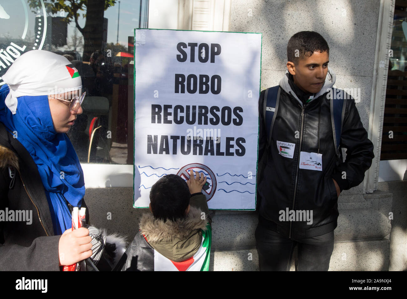 Madrid, Spain. 16th Nov, 2019. A protester holding a placard during the demonstration.Thousands of Saharawis arrive from all over Spain to demand the end of Morocco's occupation in Western Sahara, the freedom of political prisoners, in support of the Polisario Front and to demand solutions from the Spanish government. Western Sahara was a Spanish colony until 1976 where Spain left the territory. Later Morocco occupied part of Western Sahara and still part of the Saharawi population lives in refugee camps in the desert in Algeria and in Spain. Credit: SOPA Images Limited/Alamy Live News Stock Photo