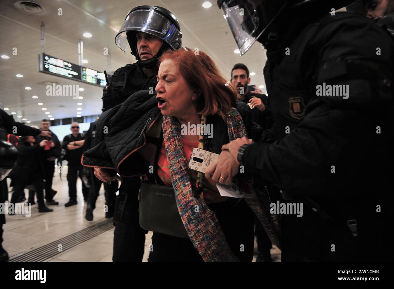 Barcelona, Spain. 16th Nov, 2019. Police arresting a woman during the demonstrations.Around 200 radical independents tried to block the central station of Sants in the city of Barcelona on the occasion of the Resolution of the Procés Judgment. They demand freedom of Catalonia political prisoners. The autonomous police of Catalonia called Mossos de Esquadra had to evict one by one. Credit: SOPA Images Limited/Alamy Live News Stock Photo