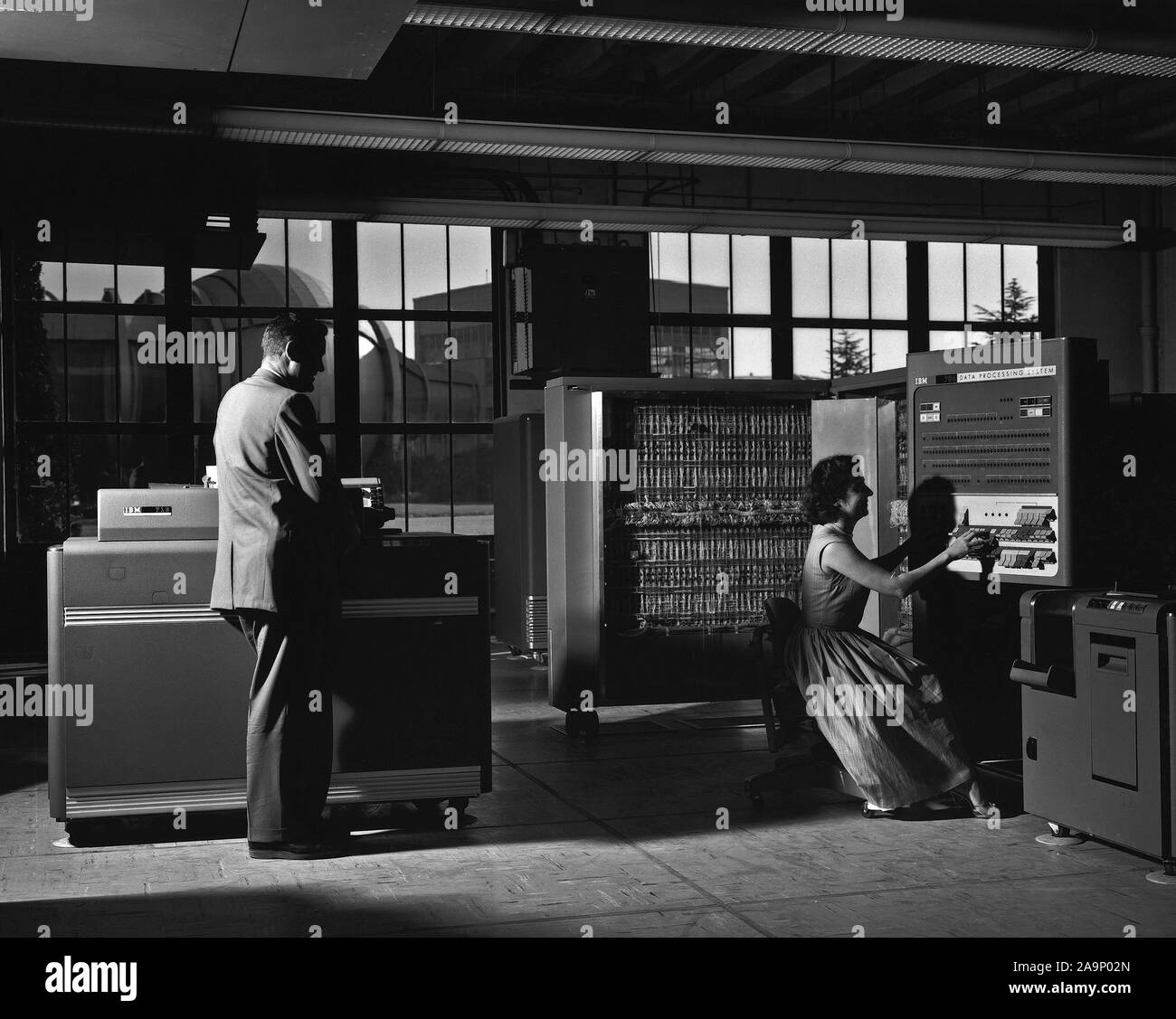 Electronic Machine Computing Branch, 704 computing lab; (left - right) William A Mersman and Marcelline K Chartz (aka - Marcie Smith) with IBM 704 Date Processor Stock Photo