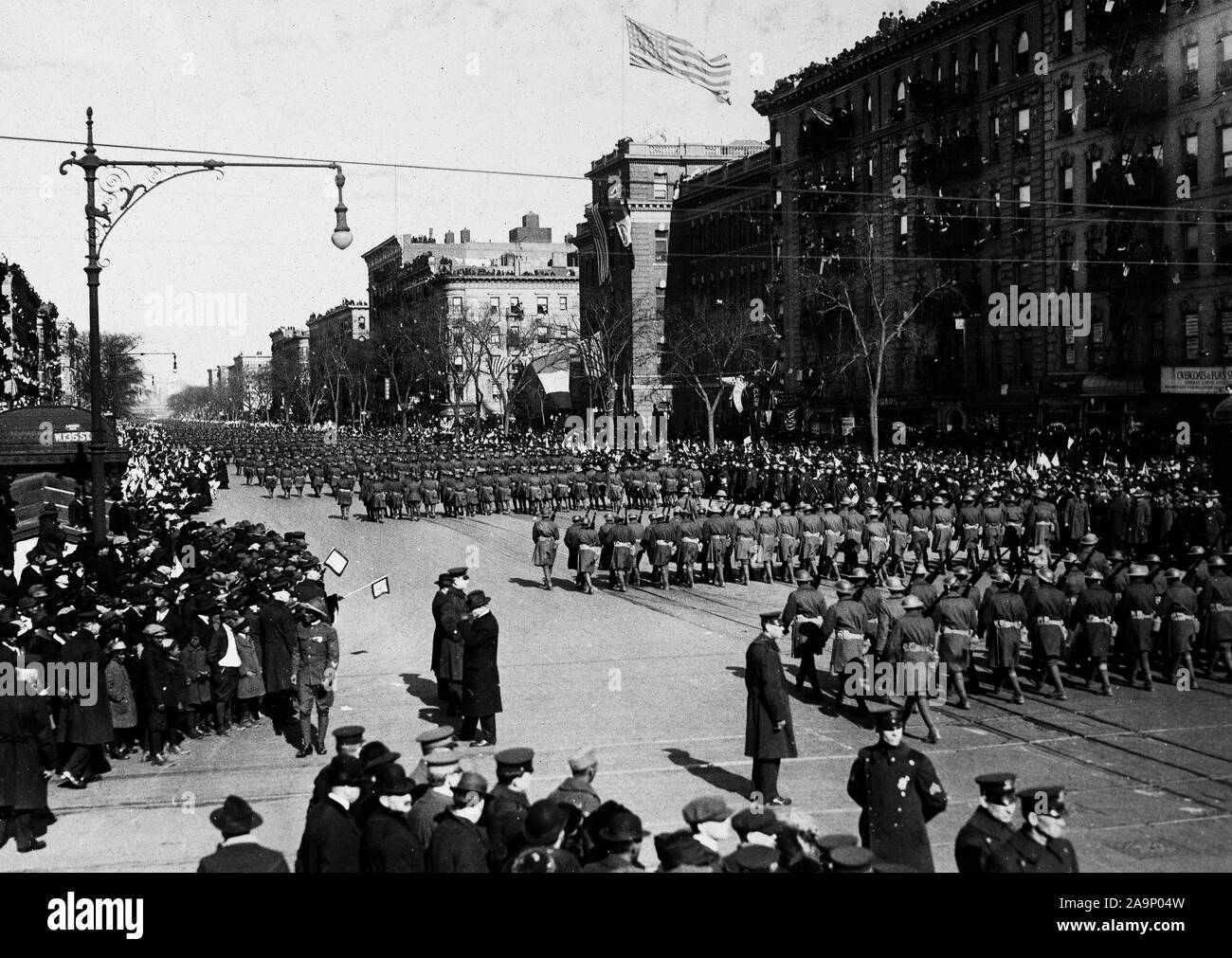 WW I Photos - Colored / African American Troops - Famous New York Colored Soldiers Return Home. 369th Infantry, known as the 'Fighting 15th,' back from France where they have covered themselves with glory, swing up Lenox Avenue, New York City, and receive royal welcome ca. 1918-1919 Stock Photo