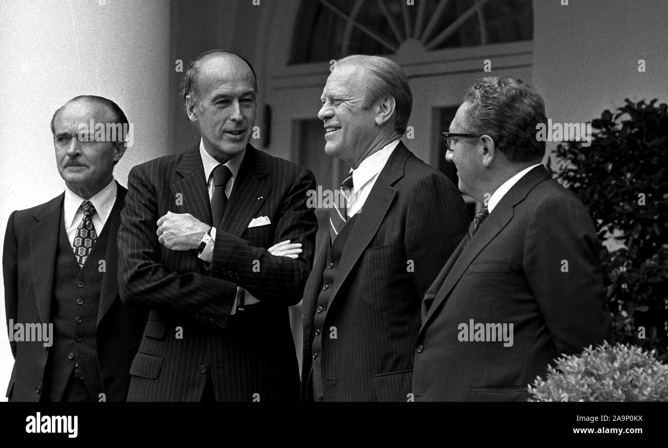 1976, May 17 – Gerald R. Ford, Valery Giscard d'Estaing, Henry Kissinger, Jean Sauvagnargues – standing as group, between columns – State Visit of French President Valery Giscard d'Estaing Stock Photo
