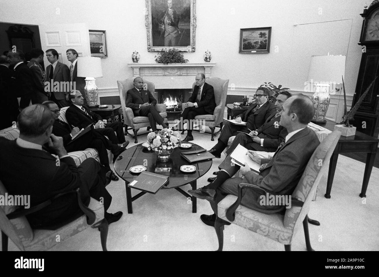 February 5, 1975 - Photograph of President Gerald R. Ford, Prime Minister Zulfikar Ali Bhutto of Pakistan, Aziz Ahmed, Agha Shahi, Sahab Zada Yaqub-Khan, Henry Kissinger, Henry Byroade, and Brent Scowcroft at a Meeting in the Oval Office Stock Photo