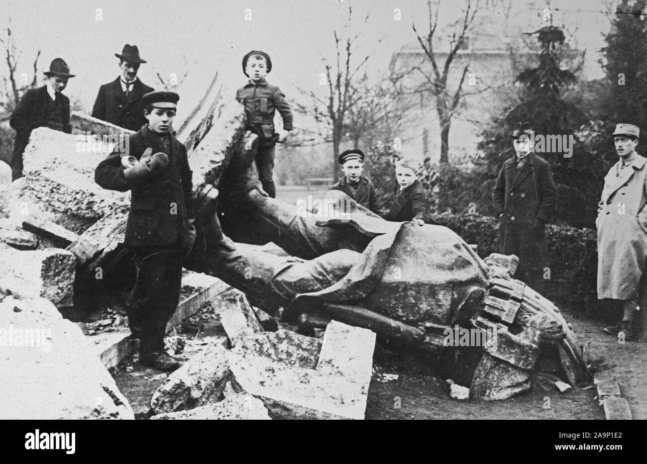 German Revolution - Revolutionary disturbances in Germany. The statue of Feldgrave was hauled down with such force in Metz that the head was completely buried beneath the sidewalk ca. 1918-1919 Stock Photo
