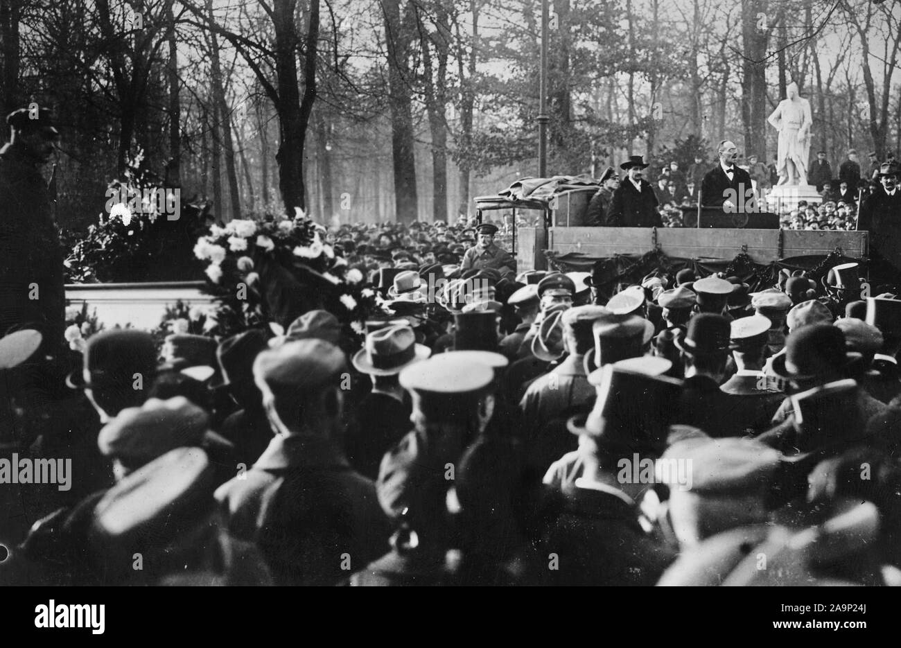 German Revolution - The last public appearance of Liebnecht, on Sieges Allee. After this inciting meeting he was arrested by Ebert Government troops, Berlin, Germany (possibly January 1919) Stock Photo