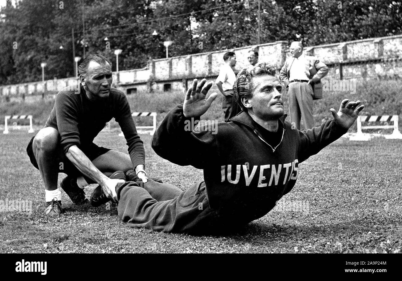 Turin, Campo Combi. Italian footballer Giampiero Boniperti in training at Juventus in the 1951-52 season. Stock Photo