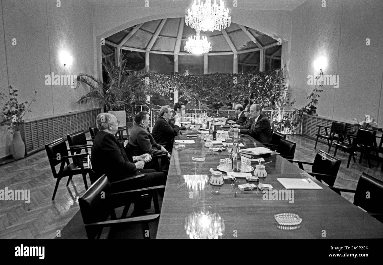 Second meeting of President Ford and Soviet Gen. Secretary Leonid Brezhnev to discuss nuclear arms limitations and the signing of a joint communiqué.  Conference Hall-Okeansky Sanitarium, Vladivostok, USSR. November 23, 1974.  [als present are Secretary of State Henry Kissinger, Foreign Minister Andrei Gromyko, Soviet Ambassador Anatoly Dobrynin, Brezhnev’s personal interpreter Victor Sukhodev and others.] Stock Photo