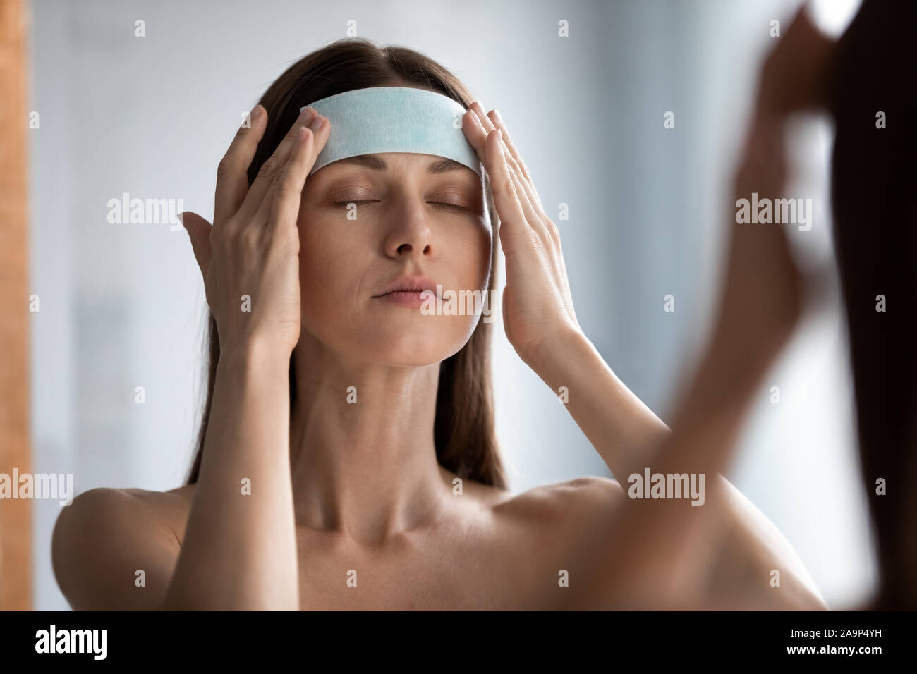 Forehead wrinkle smoothing hires stock photography and images Alamy