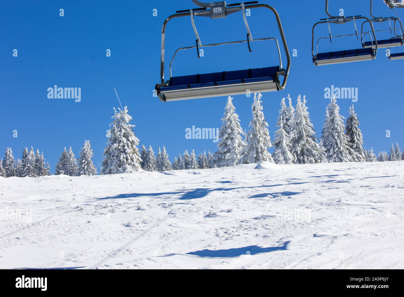 Black mountain chair lift hi-res stock photography and images - Alamy