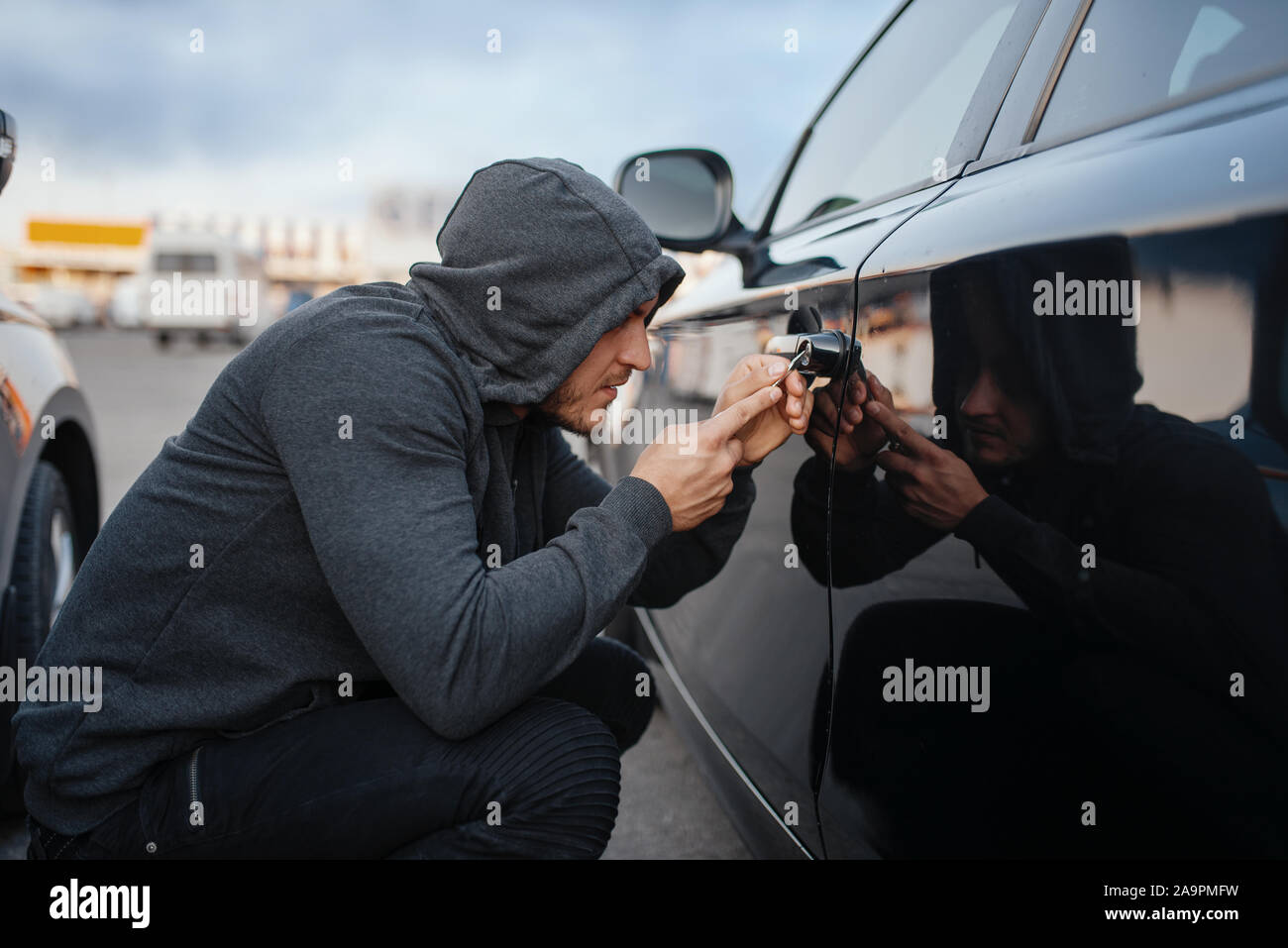 Угнали авто. Кража авто. Где можно угонять машины. Угон автомобиля. Угон автомобиля.