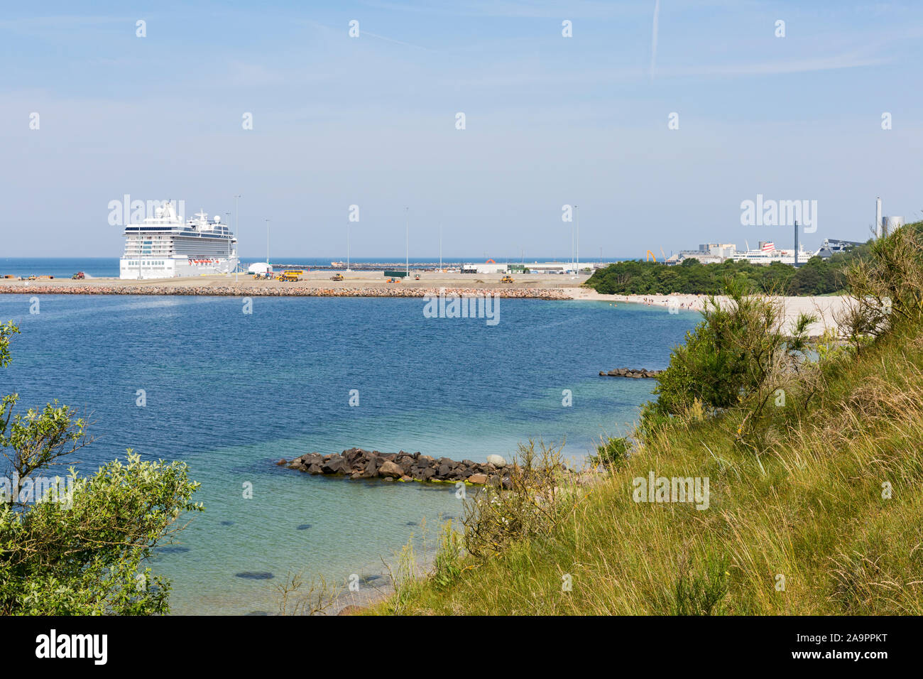 Rønne; Bornholm, Strand, Meer, neuer Hafen, Kreuzfahrtschiff Stock Photo