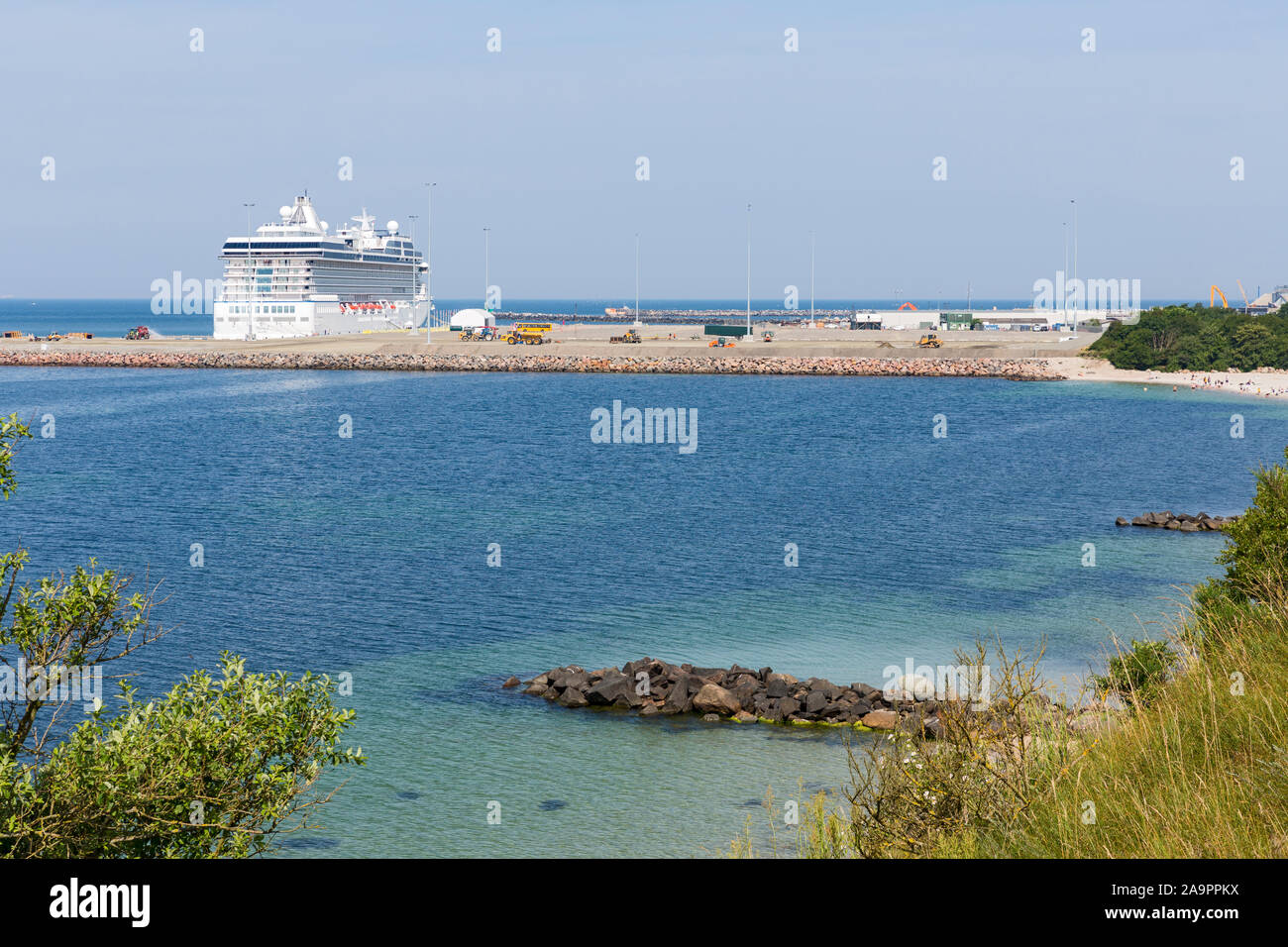 Rønne; Bornholm, Strand, Meer, neuer Hafen, Kreuzfahrtschiff Stock Photo