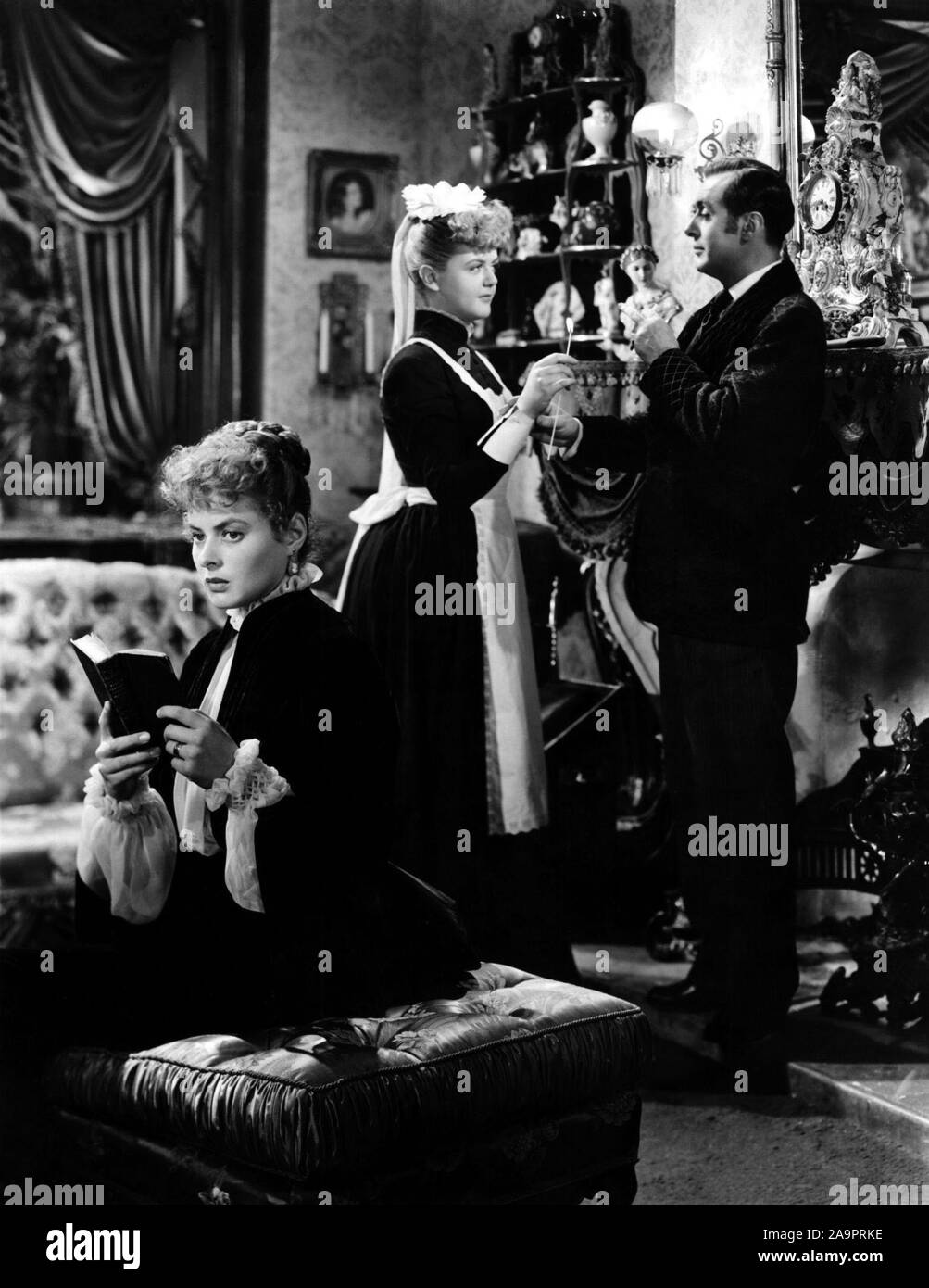 ANGELA LANSBURY, CHARLES BOYER and INGRID BERGMAN in GASLIGHT (1944), directed by GEORGE CUKOR. Credit: M.G.M / Album Stock Photo