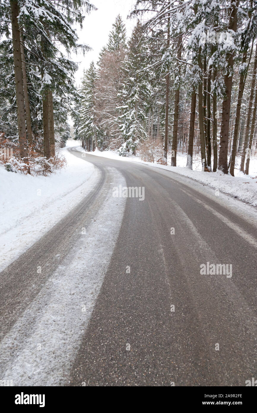 Beautiful snowy road hi-res stock photography and images - Alamy